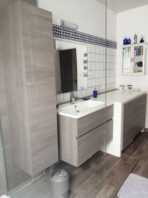 Suihku, hiustenkuivaaja, pyyhkeet, saippua