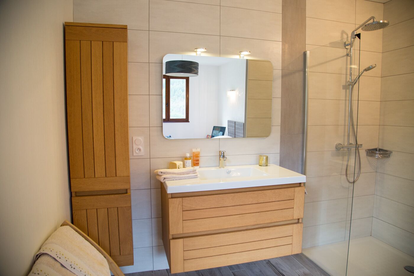 Een douche, een haardroger, handdoeken, zeep