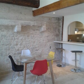 Dining - Charming 2 bedroom apartment in the historic center of Avignon. (Avignon)