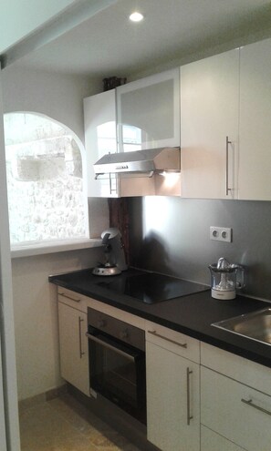 Fridge, microwave, oven, stovetop - Charming 2 bedroom apartment in the historic center of Avignon. (Avignon)