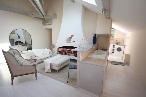 Télévision, cheminée