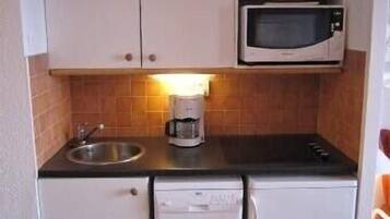 Réfrigérateur, micro-ondes, plaque de cuisson, lave-vaisselle