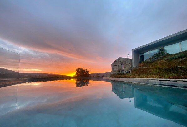 Utendørsbasseng og et oppvarmet basseng