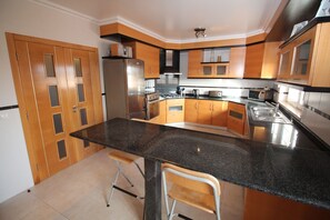 Réfrigérateur, four, lave-vaisselle