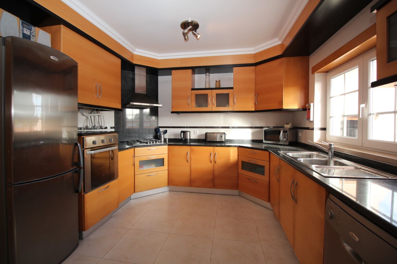 Een koelkast, een oven, een vaatwasser