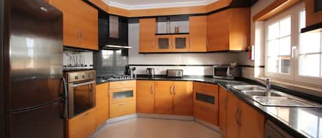 Een koelkast, een oven, een vaatwasser