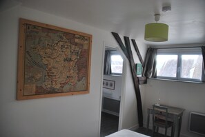 2 habitaciones, tabla de planchar con plancha, cuna de viaje y wifi 