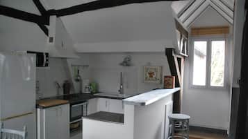 Réfrigérateur, micro-ondes, four, plaque de cuisson