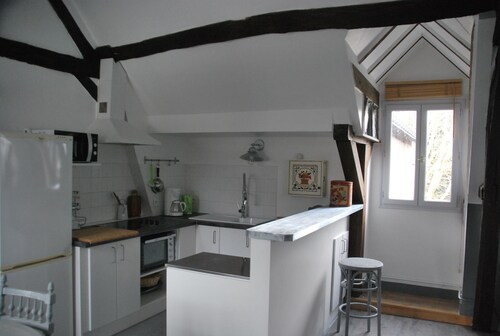 the attic of Orange.  Appart in old house 20 m from the pedestrian street