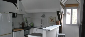 the attic of Orange.  Appart in old house 20 m from the pedestrian street