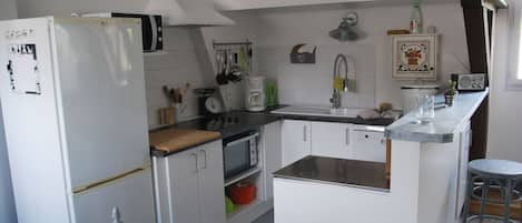 Refrigerador, microondas, horno y parrilla de estufa