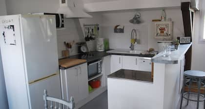 le grenier d'Orange . Appart dans maison ancienne à 20 m de la rue piétonne