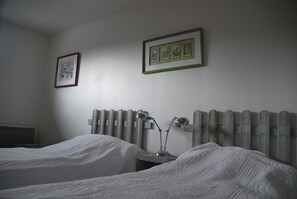 2 habitaciones, tabla de planchar con plancha, cuna de viaje y wifi 