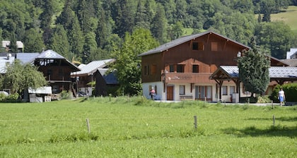 Location été /hiver beau Duplex T4 dans chalet calme; équipement de qualité.