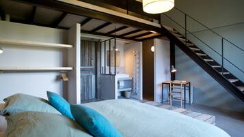 7 bedrooms, iron/ironing board, internet, bed sheets