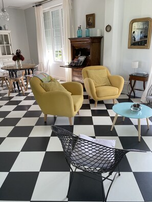 Fernseher, Bücher, Stereoanlage