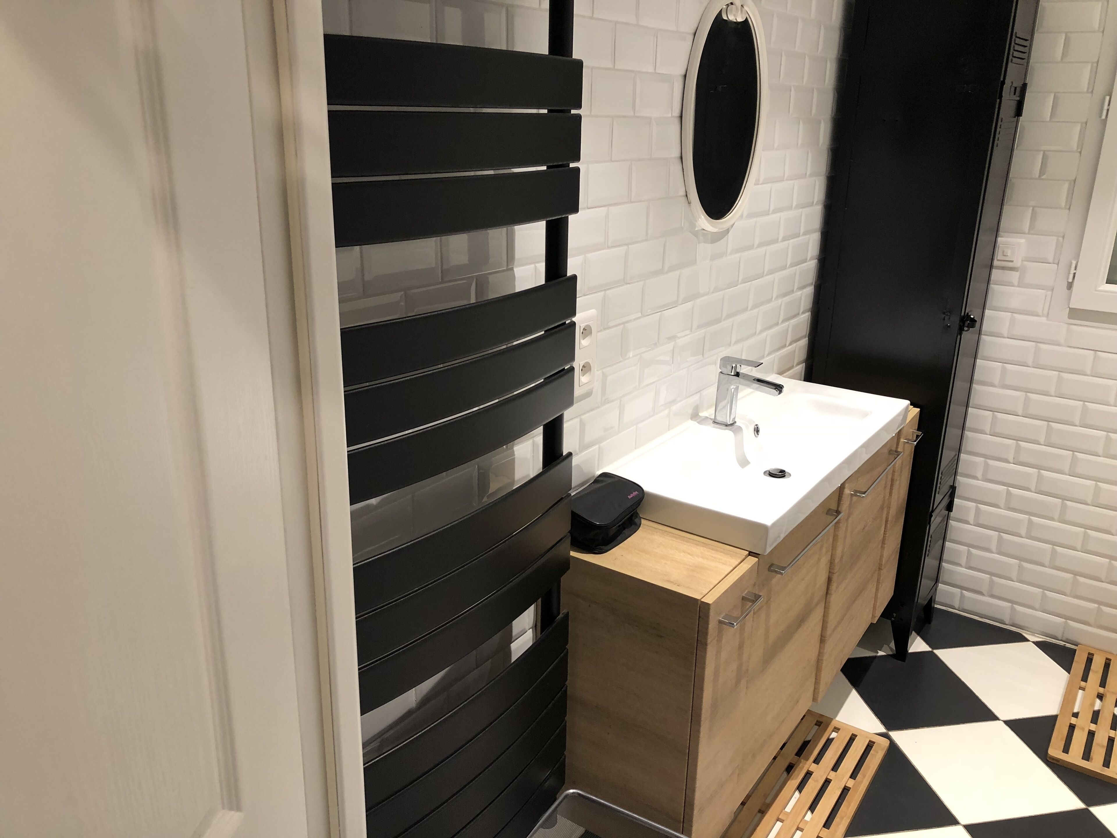 Badewanne, Haartrockner, Handtücher, Seife