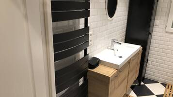 Badewanne, Haartrockner, Handtücher, Seife