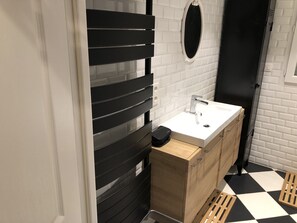 Badewanne, Haartrockner, Handtücher, Seife