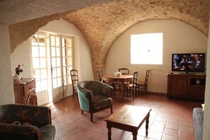 Télévision, cheminée, chaßne hi-fi