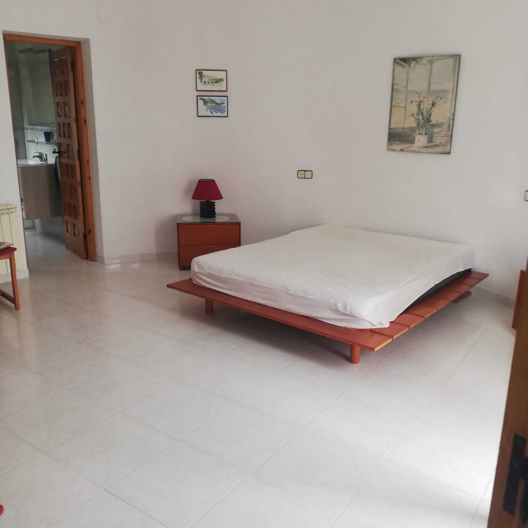3 dormitorios, tabla de planchar con plancha, Internet y ropa de cama