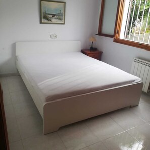 3 soverom, strykejern/-brett, internettilgang og sengetøy