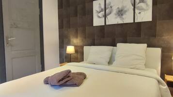5 bedrooms, desk, iron/ironing board, travel crib
