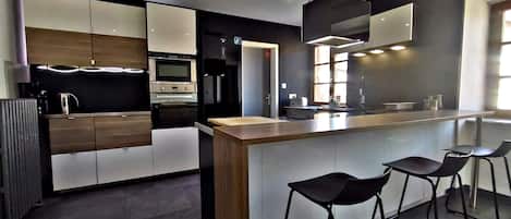 Jääkaappi, mikroaaltouuni, liesi, astianpesukone