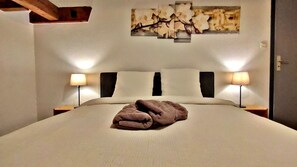 5 quartos, escrivaninha, ferros/tábuas de passar roupa, berço de viagem