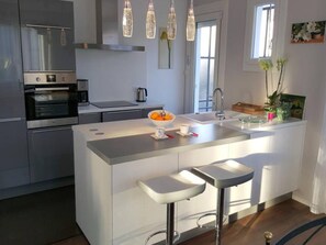 Frigorifero, microonde, forno, piano cottura