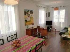 TV, livros, aparelho de som