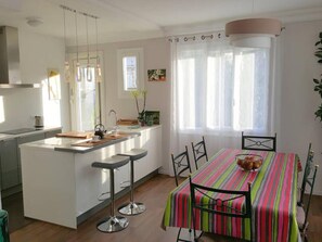 Dining - LUMINOUS APARTMENT WITH PRIVATE GARDEN (near shops, transport, park ...) (Perpignan)