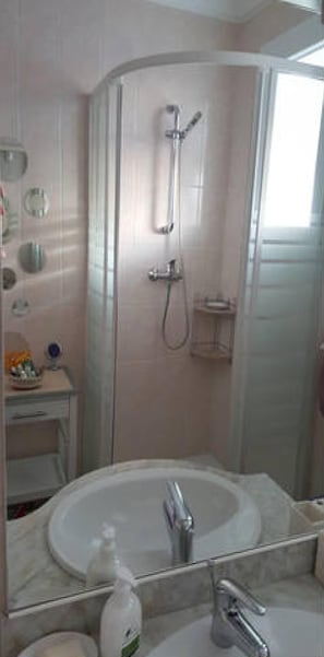 Regadera, secadora de cabello, toallas, jabón 