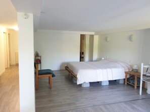 2 bedrooms, iron/ironing board, travel cot, free WiFi