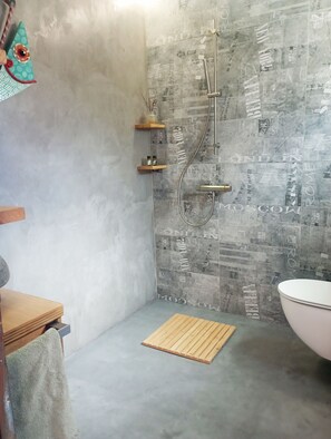 Jetted tub, hair dryer, towels, soap