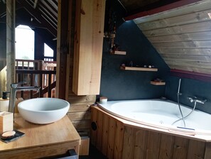 按摩浴缸、吹风机、毛巾、肥皂