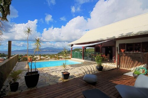 Villa "classée ", ouverte sur l'extérieur, magnifique vue baie de Fort de France