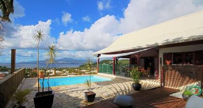 Villa "classée ", ouverte sur l'extérieur, magnifique vue baie de Fort de France