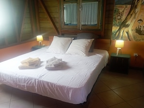 3 bedrooms, desk, iron/ironing board, travel crib