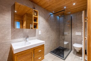 Badekar, hårføner, håndklær og såpe