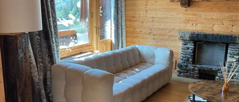 Smart TV, fireplace, DVD player, stereo