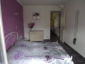 2 habitaciones, tabla de planchar con plancha, wifi y ropa de cama 