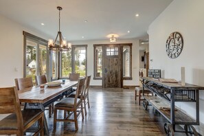 Dining - New Miner's Camp home, 4 bed/3.5 bath nestled in the heart of Suncadia Resort (Cle Elum)