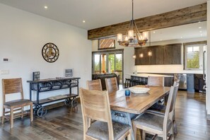 Dining - New Miner's Camp home, 4 bed/3.5 bath nestled in the heart of Suncadia Resort (Cle Elum)