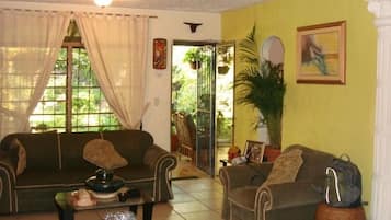 Télévision, lecteur de DVD, chaîne hi-fi