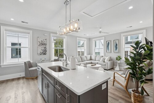 Bright and Spacious Downtown Condo