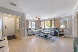 Smart TV, books - Willow Cottage: Steps to the beach, heated pool, perfect location! (Anna Maria)