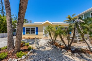 Exterior - Willow Cottage: Steps to the beach, heated pool, perfect location! (Anna Maria)