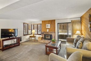 TV, fireplace - Wildflower 59: Centrally located (Mammoth Lakes)