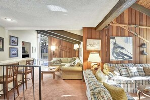 Télévision, cheminée, baby-foot